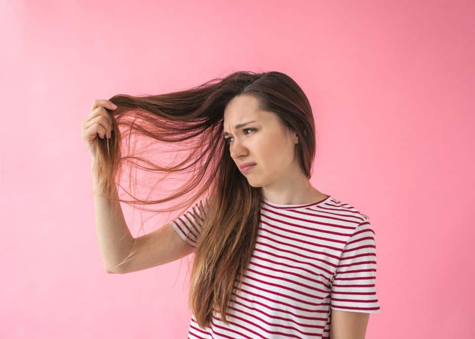 Capelli grassi: cause, rimedi naturali e consigli su come lavarli