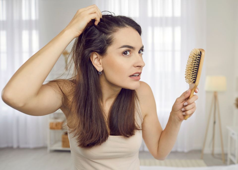 Caduta capelli: cause e rimedi naturali per prevenirla