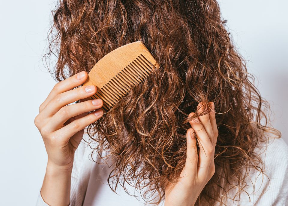 Capelli ricci: come lavarli, asciugarli e dargli volume